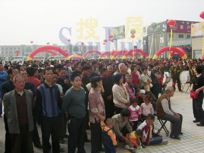 開幕式現場人山人海 開幕式現場人山人海