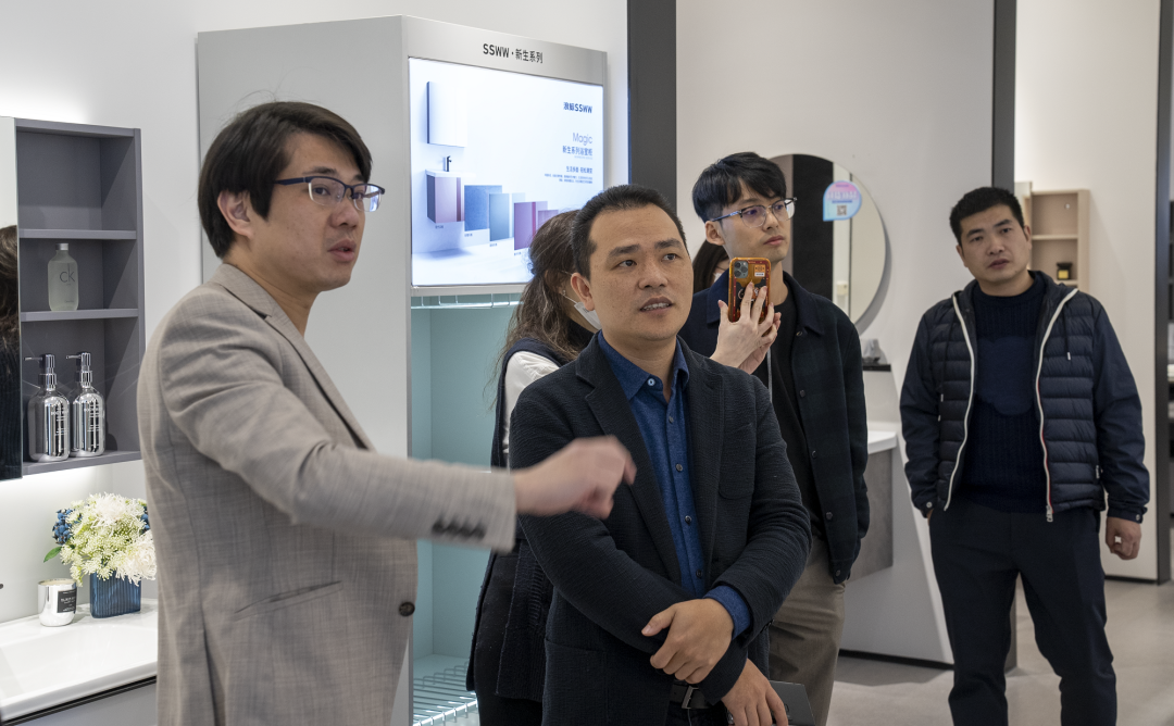 1678596125443455.png 邵唯晏與中建協(xié)室內(nèi)設(shè)計(jì)委一行蒞臨浪鯨衛(wèi)浴參觀交流2.png