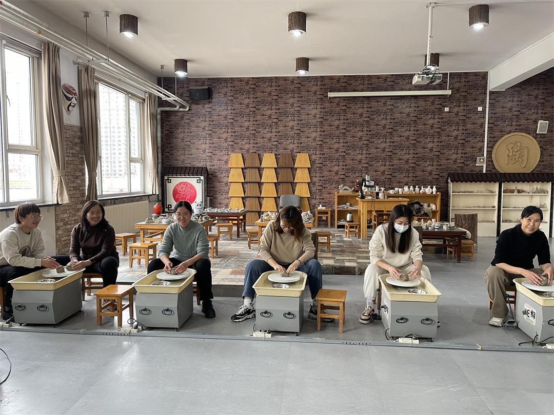 體驗(yàn)非遺熱辣滾燙――盛世長(zhǎng)安小學(xué)開(kāi)展“三八” 女神節(jié)陶藝制作活動(dòng) (2).jpg