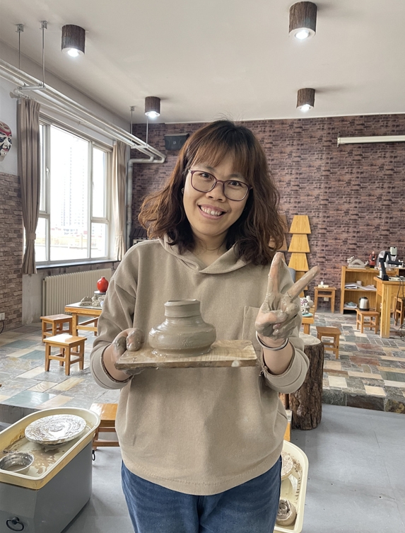 體驗(yàn)非遺熱辣滾燙――盛世長(zhǎng)安小學(xué)開(kāi)展“三八” 女神節(jié)陶藝制作活動(dòng) (3).jpg