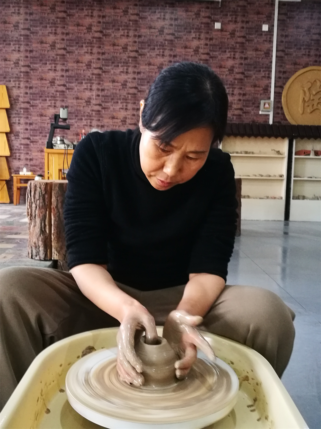 體驗(yàn)非遺熱辣滾燙――盛世長(zhǎng)安小學(xué)開(kāi)展“三八” 女神節(jié)陶藝制作活動(dòng) (9).jpg