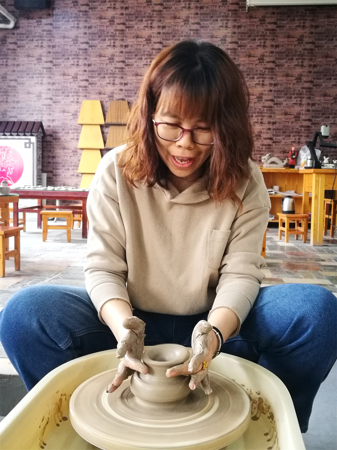 體驗(yàn)非遺熱辣滾燙――盛世長(zhǎng)安小學(xué)開(kāi)展“三八” 女神節(jié)陶藝制作活動(dòng) (10).jpg