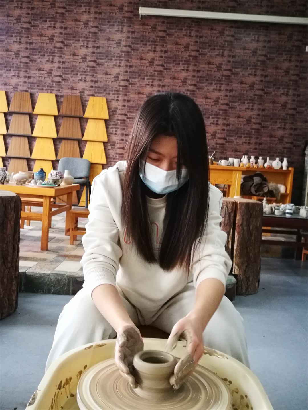 體驗(yàn)非遺熱辣滾燙――盛世長(zhǎng)安小學(xué)開(kāi)展“三八” 女神節(jié)陶藝制作活動(dòng) (1).jpg