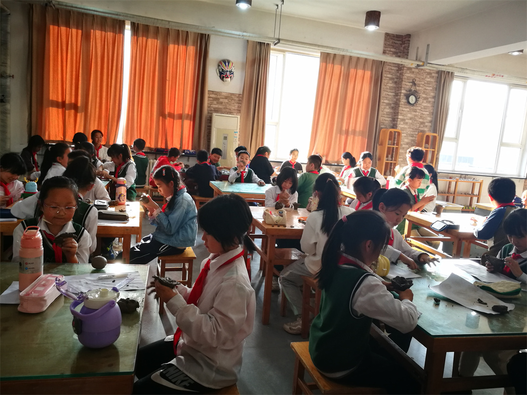 “大國小工匠”――盛世長安小學陶藝社團開展“五一”指尖創意技能競賽活動02.jpg